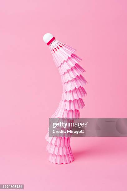 s-shape stacking shuttlecock on pink - stillleben stock-fotos und bilder