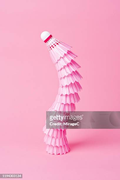 s-shape stacking shuttlecock on pink - group c foto e immagini stock