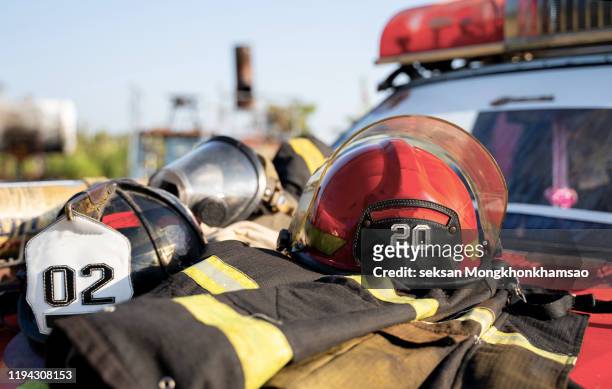 firefighter protection gear on the fire truck bumper - fire station - fotografias e filmes do acervo