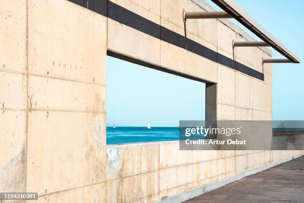 minimal urban architecture aligned with blue sea horizon. - ruffled stock-fotos und bilder