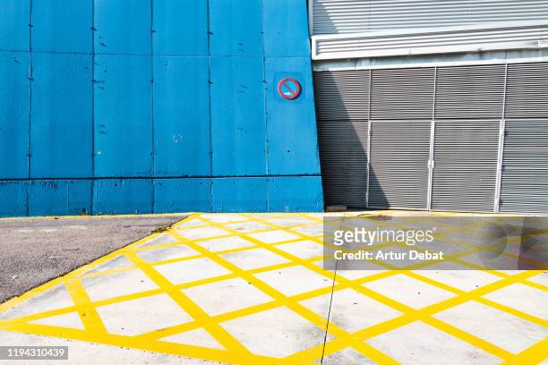 colorful walls painted in minimal urban architecture. - via principale foto e immagini stock