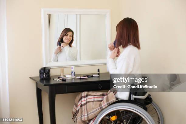 殘疾婦女梳頭。 - paraplegic woman 個照片及圖片檔