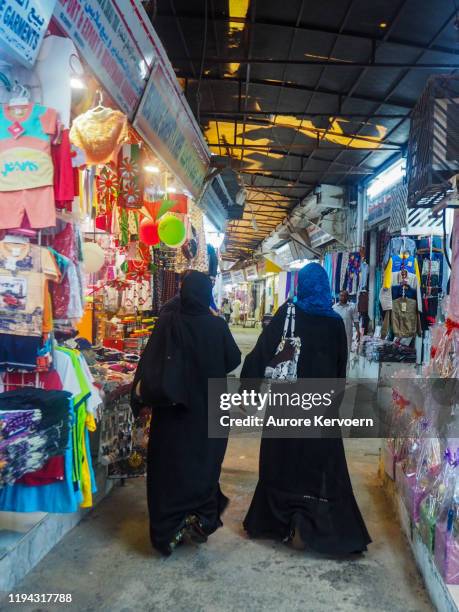 bedeckte frauen in maskat souk im oman - maskat stock-fotos und bilder