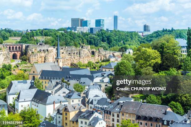 vista del casco antiguo de luxemburgo en verano - luxemburgo benelux fotografías e imágenes de stock