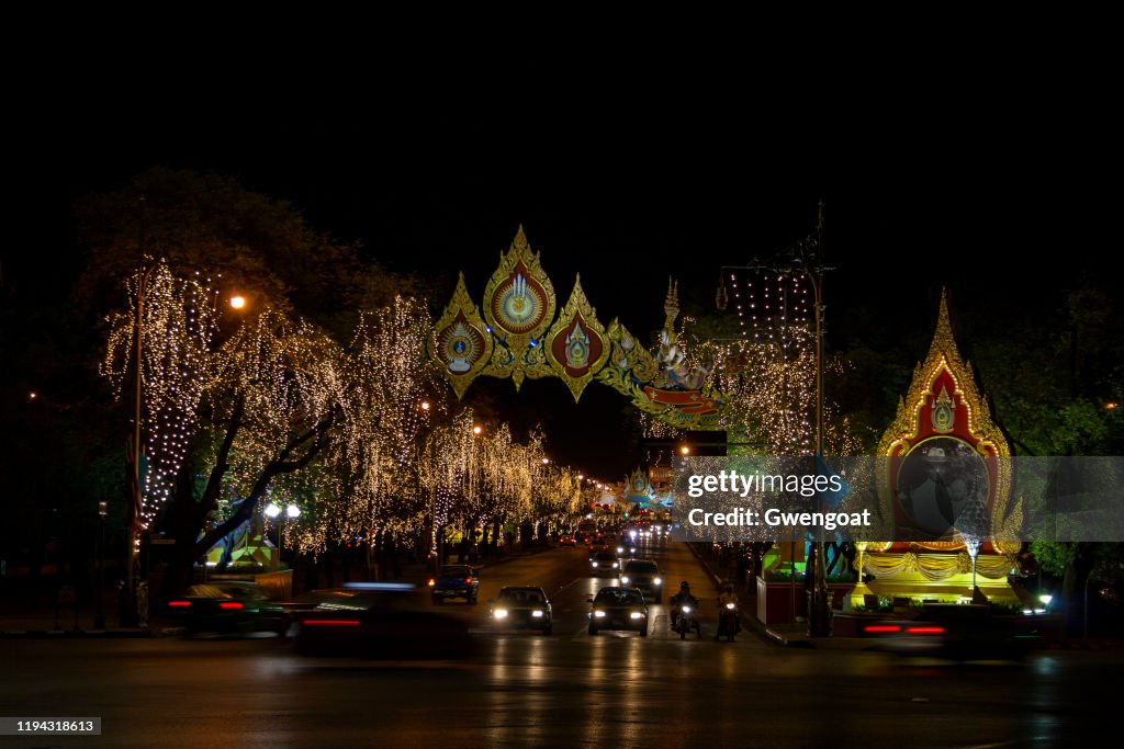 Ratchadamnoen Nok Road Iluminado por la noche