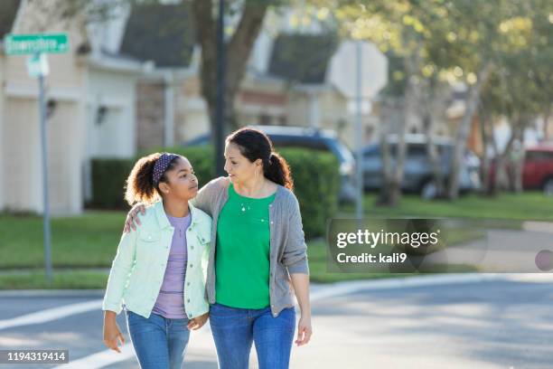 madre e figlia che camminano insieme, parlano - preteen foto e immagini stock