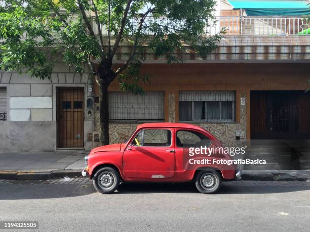 leuke vintage auto geparkeerd in de straat - fiat stockfoto's en -beelden