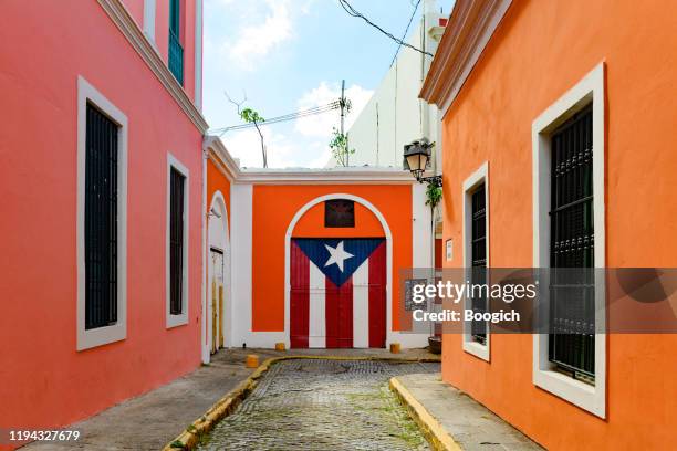 edifici colorati con bandiera portoricana in imperial street nella vecchia san juan - puerto rican culture foto e immagini stock