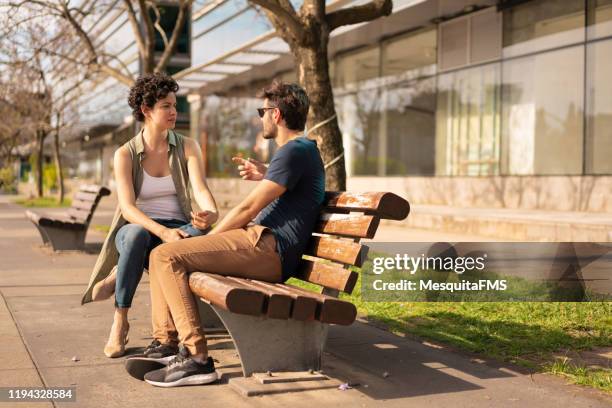 vänner pratar om dåliga nyheter - bench park bildbanksfoton och bilder