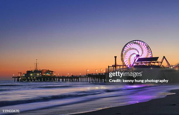 ferris wheels sunset long exposure los angeles - santa monica pier stock-fotos und bilder