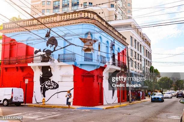 calle loiza gebäude mit bemalter puerto-ricanischer flagge in der san juan straße - san juan puerto rico stock-fotos und bilder