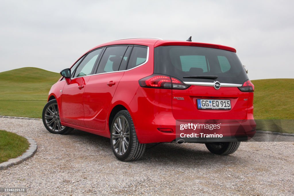 Opel Zafira Minivan unterwegs