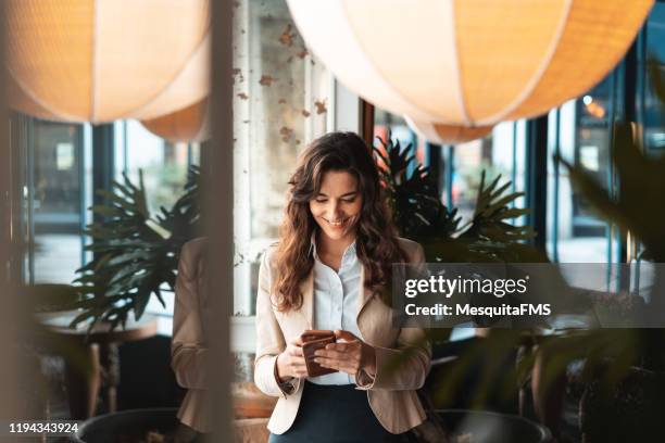 zakenvrouw check de e-mail in het hotel - hotel manager stockfoto's en -beelden