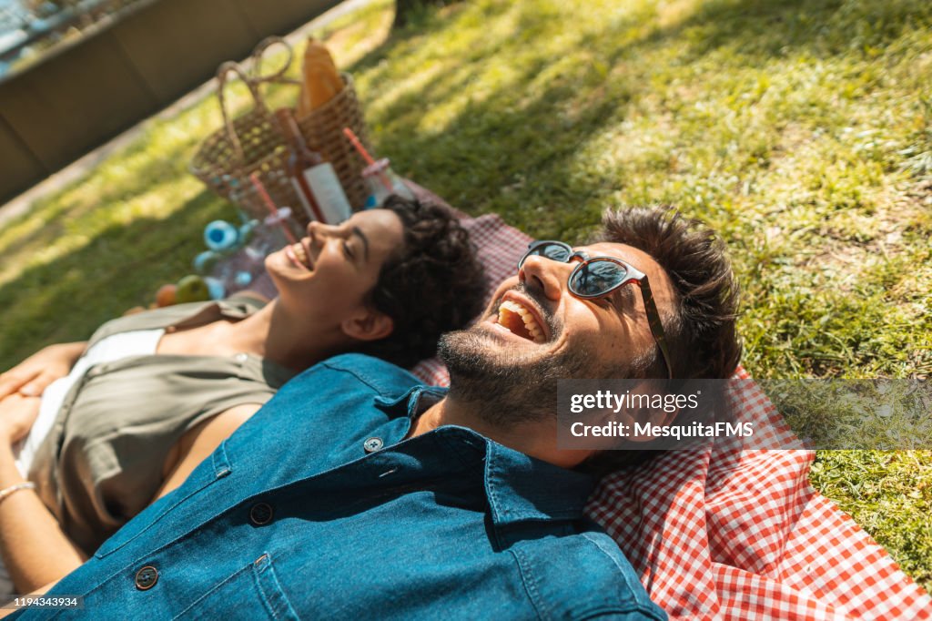 Freunde ruhen sich auf der Picknickzeit aus