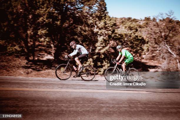 fietsers - colorado national monument stockfoto's en -beelden