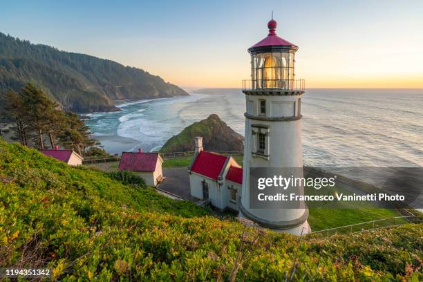 tourist visiting heceta head lighthouse, florence, oregon, usa. - oregon photos et images de collection