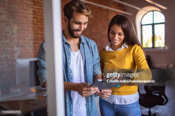 het bereiken van nieuwe netwerken - agency creative stockfoto's en -beelden