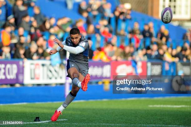 Ben Thomas of Cardiff Blues misses a conversion during the European Challenge Cup Round 6 match between the Cardiff Blues and Rugby Calvisano at...