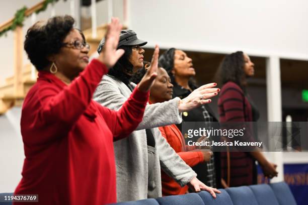 five mature woc worshiping at church - victory parish stock pictures, royalty-free photos & images