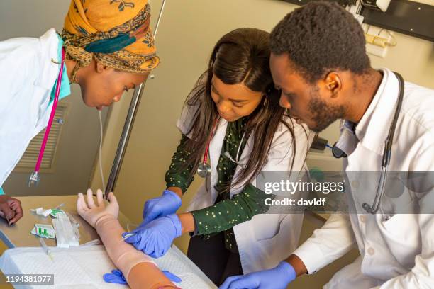 student doctors being instructed on giving injections - mannequin stock pictures, royalty-free photos & images