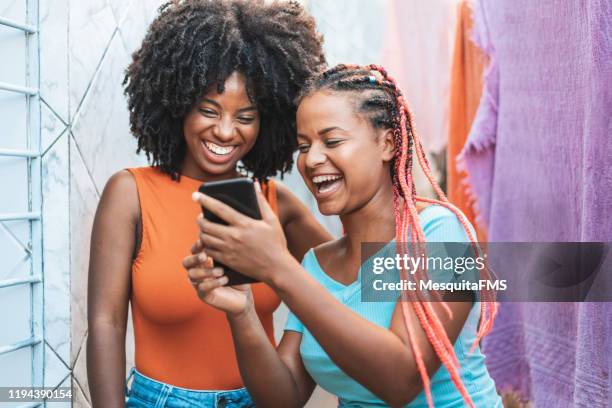 mensen op moderne technologie - black female friends stockfoto's en -beelden