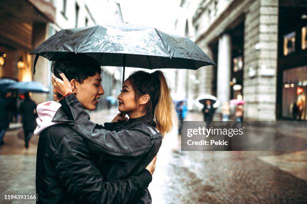 jonge mode liefhebbers aan het begin van liefdesverhaal - verliefd worden stockfoto's en -beelden
