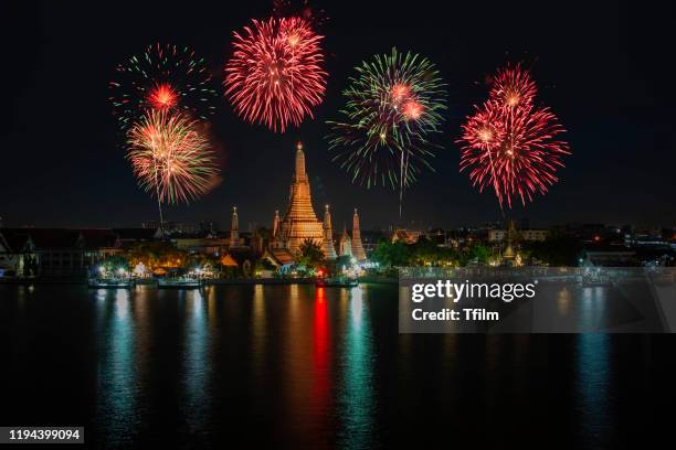 wat arun, the temple of dawn with beautiful firework in the night. - buddhist new year photos et images de collection