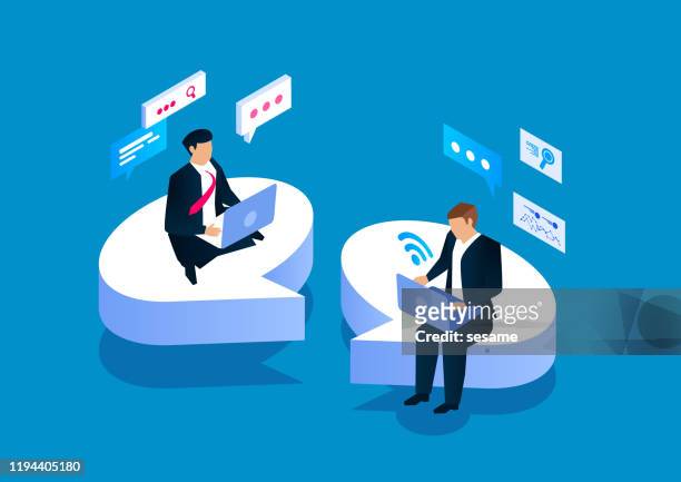 illustrazioni stock, clip art, cartoni animati e icone di tendenza di due uomini d'affari seduti su una bolla vocale che comunica - messaggistica online