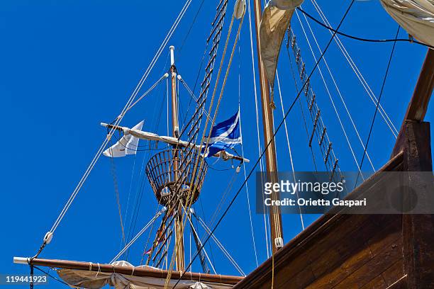 segeln schiff von unten - santa maria stock-fotos und bilder