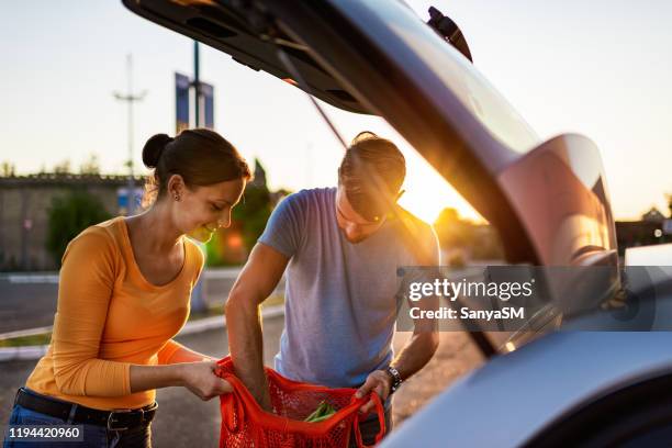 junges paar nach deminus-einkauf - couple in supermarket stock-fotos und bilder