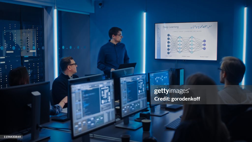 Team von professionellen IT-Entwicklern haben ein Treffen, Sprechergespräche über neue Blockchain Based Software Development Shown im Fernsehen. Konzept: Deep Learning, Künstliche Intelligenz, Data Mining, Neural Network
