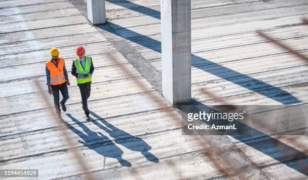 high angle view van bouwplaats collega's - protective workwear for manual worker stockfoto's en -beelden