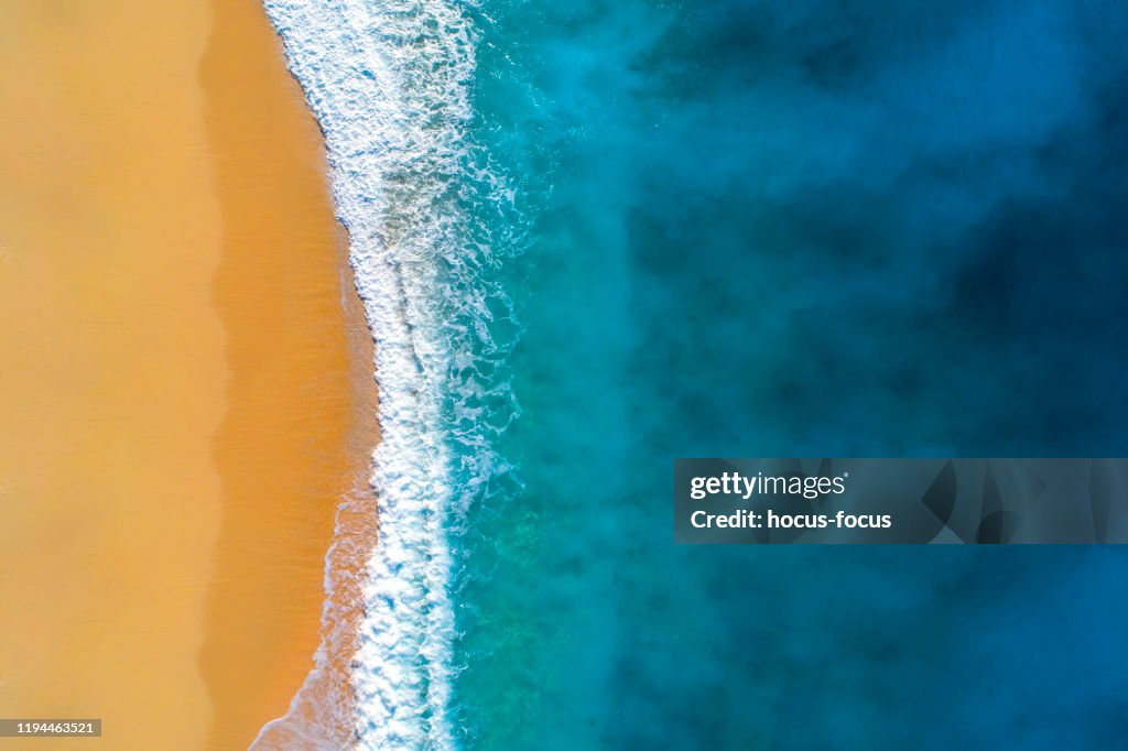 Vista aérea del mar y las olas turquesas claras