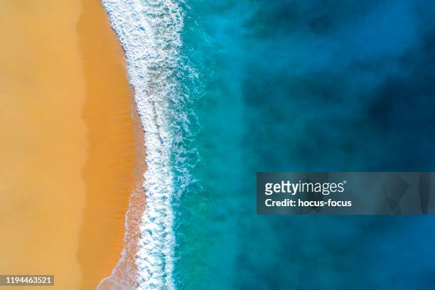 vue aérienne de la mer turquoise claire et des vagues - mer plage photos et images de collection