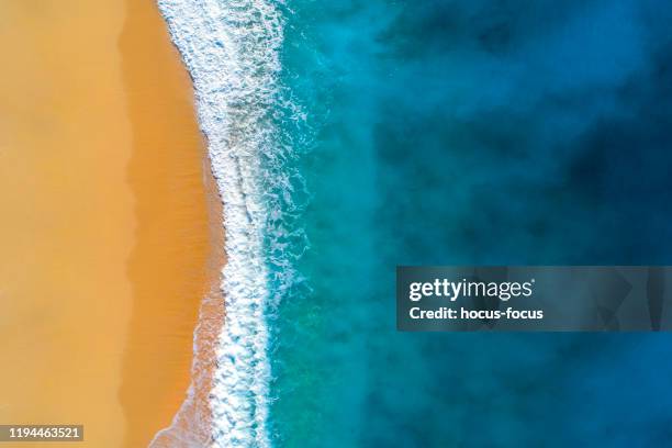 vista aérea do mar e das ondas claros de turquesa - areia - fotografias e filmes do acervo