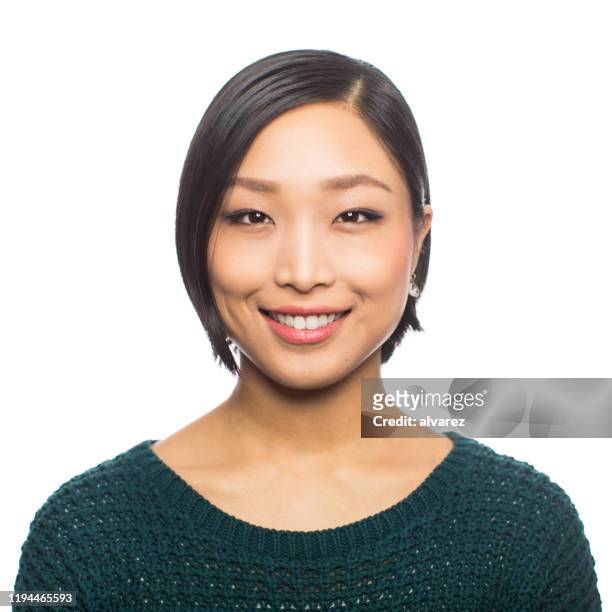 giovane donna giapponese che sembra fiduciosa - woman white background foto e immagini stock