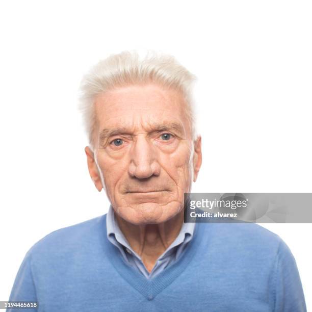 nahaufnahme des seniors, der ernst aussieht - männer portrait gesicht close up stock-fotos und bilder