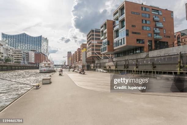 empty street close the quay,hamburg - elbphilharmonie fotografías e imágenes de stock