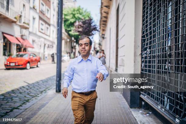 gentleman wandelen op de straat downtown - dwarf stockfoto's en -beelden