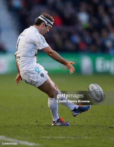 Morgan Parra of Clermont Auvergne kicks a penalty during the Heineken Champions Cup Round 6 match between Harlequins and ASM Clermont Auvergne at...