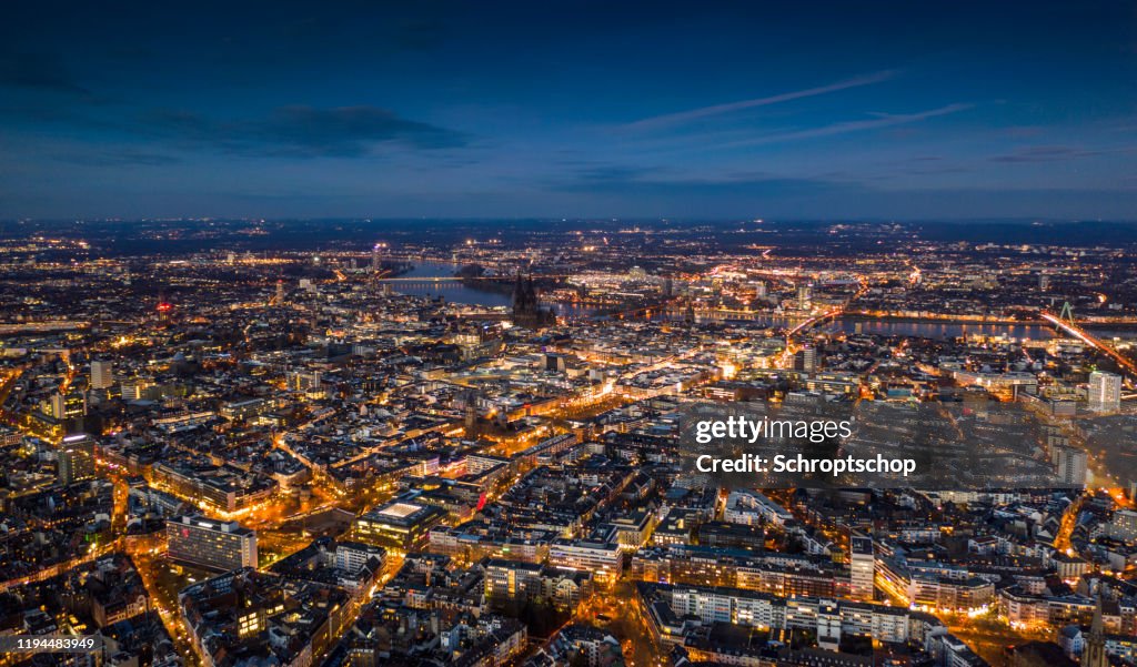 Kölner Stadtbild bei Dämmerung