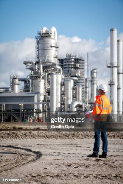 petrochemical kontrollinspektoren mit zeichnung - petrochemische fabrik stock-fotos und bilder