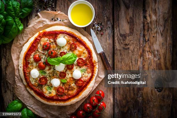 italiaans eten: heerlijke zelfgemaakte pizza met mozzarella en cherry tomaten. ruimte kopiëren - pizza stockfoto's en -beelden