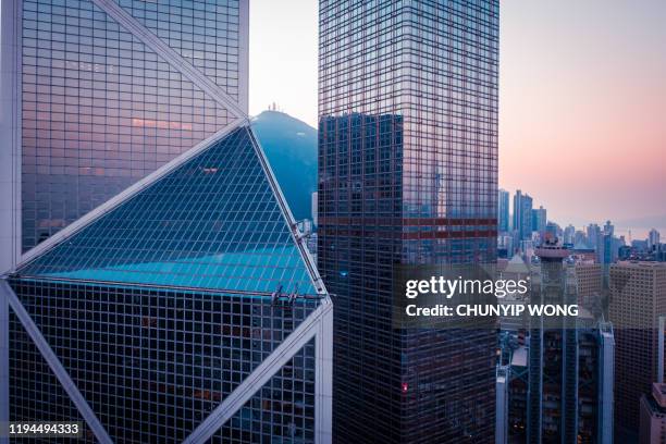 查看香港市中心夜景 - cheung kong centre 個照片及圖片檔