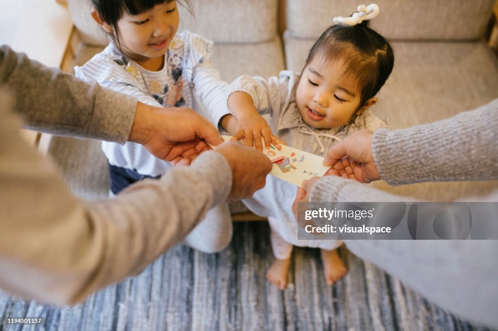 Abuelo dando dinero a Otoshidama
