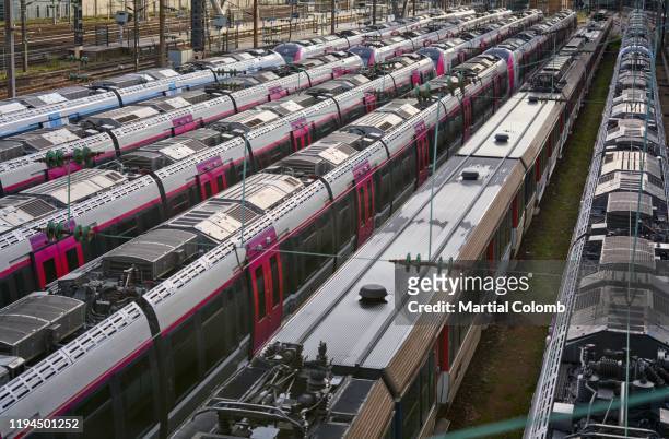 strike /stopped trains - striker photos et images de collection