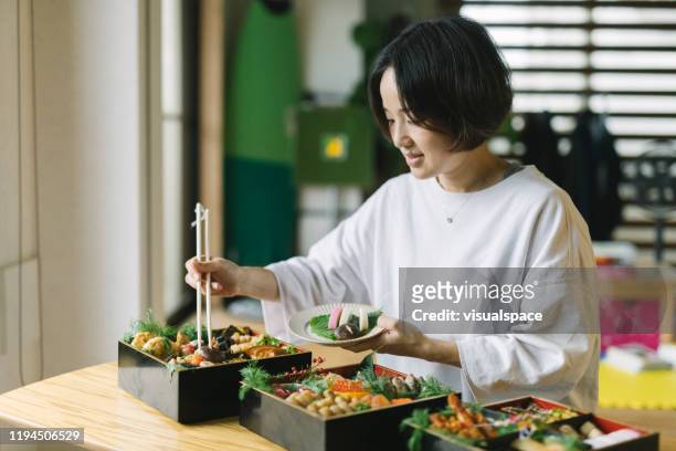 vorbereitung auf das abendessen - osechi ryori stock-fotos und bilder