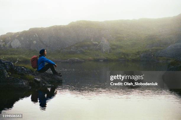 frau wanderin in senja island aus den bergen - daily life above the arctic circle stock-fotos und bilder