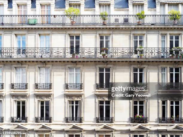 apartment facade in paris - fachada fotografías e imágenes de stock