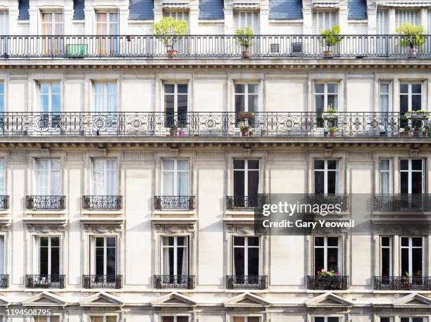 apartment facade in paris - fachadas imagens e fotografias de stock